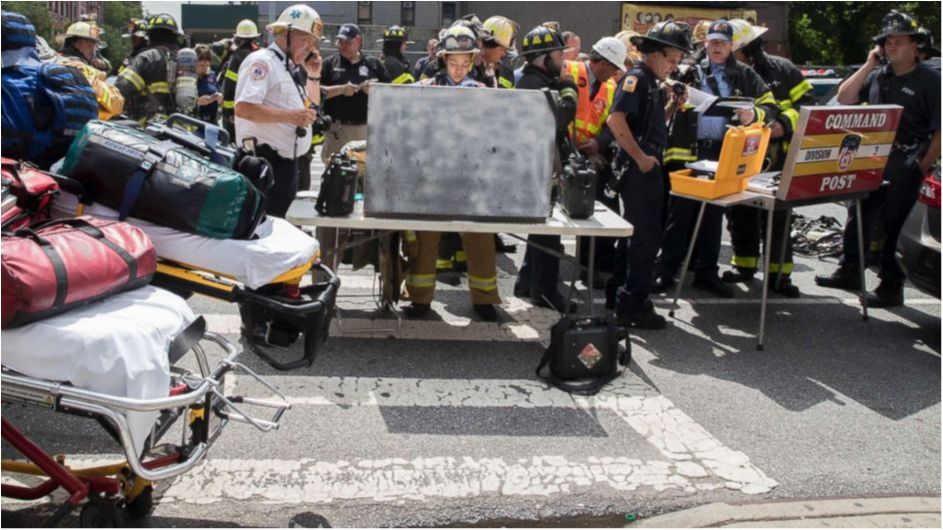 Потяг метро зійшов із рейок у Нью-Йорку: з'явилися перші фото та відео