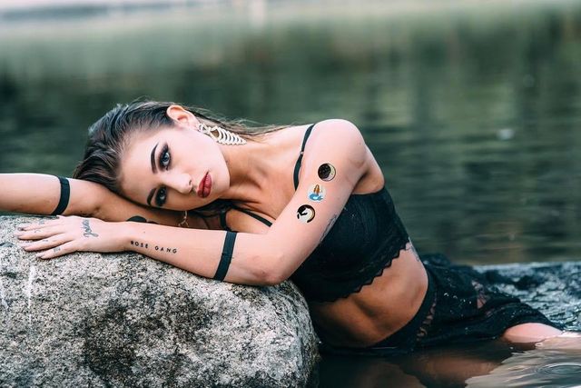 Відома акторка продавала фальшивку, прикриваючись NASA - фото 176960