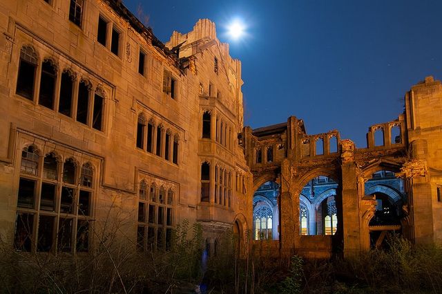 Як виглядають покинуті містичні будівлі вночі - фото 173302