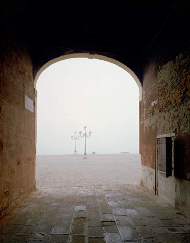 Безлюдна Венеція у тумані: чарівні фото - фото 176321