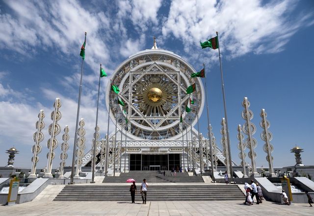 Розважальний центр "Алем" в Ашхабаді. У 2012 році колесо огляду над комплексом було внесено в Книгу рекордів Гіннесса як найвище колесо закритого типу в світі - фото 177473