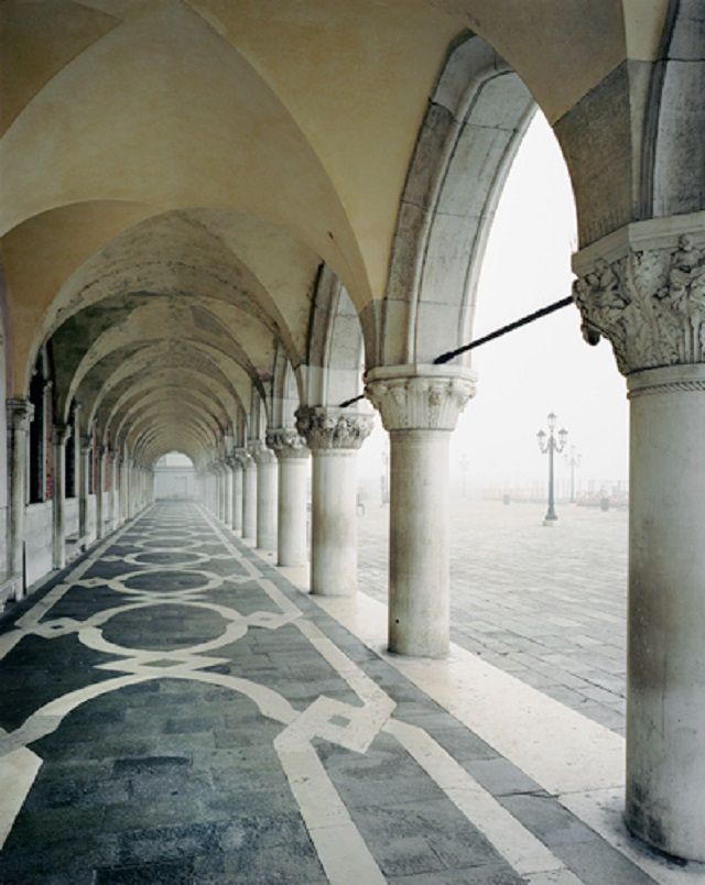 Безлюдна Венеція у тумані: чарівні фото - фото 176314