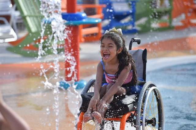У США відкрили перший аквапарк для людей з інвалідністю: зворушливі фото - фото 175370