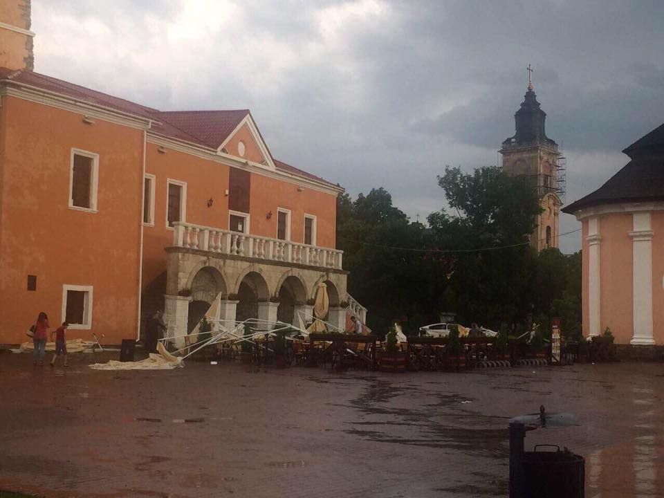 Страшна негода перетворила міст у Кам'янець-Подільському на водоспад: вражаюче відео