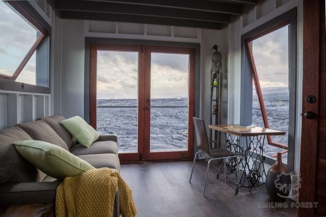 На найбільш активному вулкані у світі звели будинок: фотофакт - фото 173690