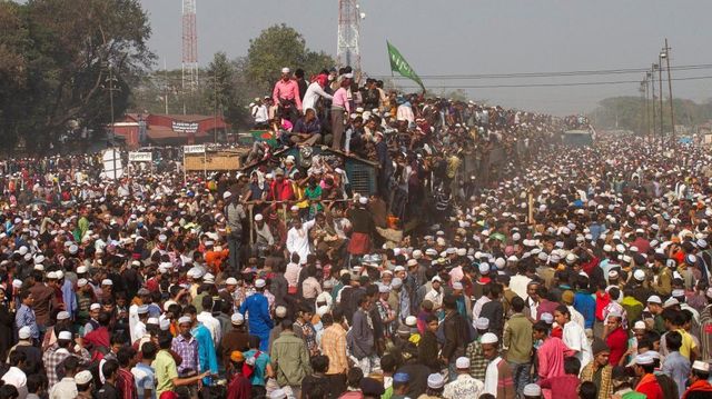 Як виглядає час пік на залізниці в Бангладеші: шокуючі фото - фото 172306