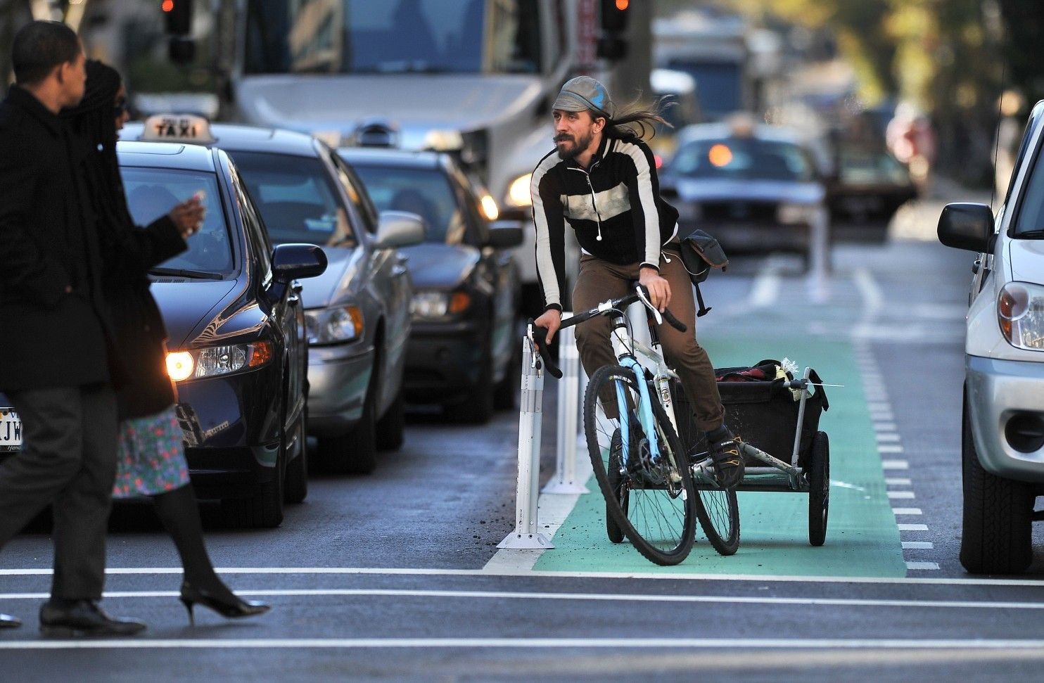 У цій країні заборонять велосипедистам користуватися смартфонами