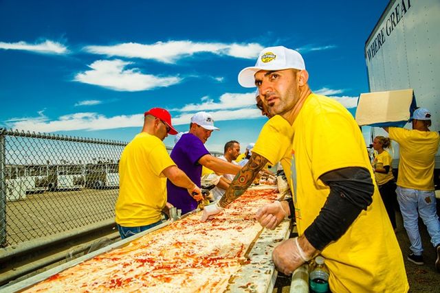 Американці приготували найбільшу піцу в світі: відеофакт - фото 173894