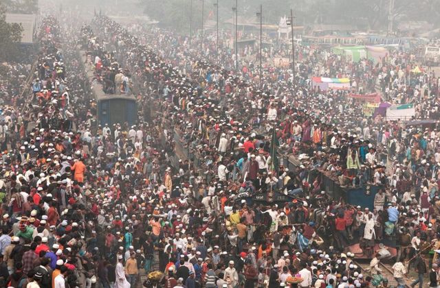 Як виглядає час пік на залізниці в Бангладеші: шокуючі фото - фото 172312