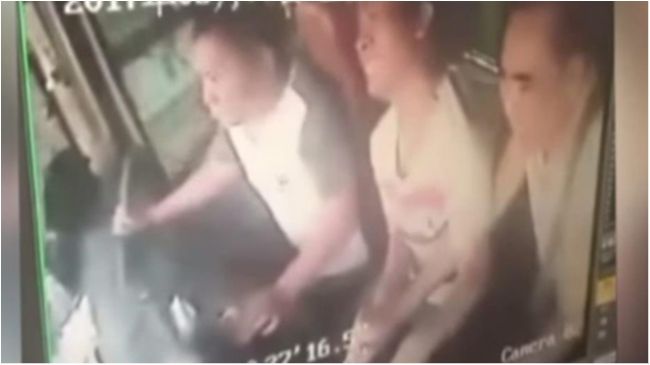 Китаєць, посварившись із дружиною, перекинув автобус