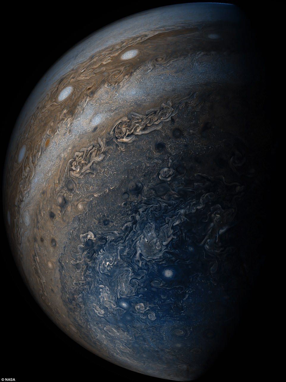 У NASA показали "нитку перлів" на Юпітері - фото 1