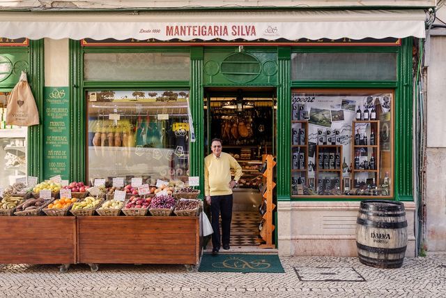 Як виглядають магазини у Лісабоні: яскраві фото - фото 174499