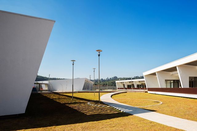 Як виглядає сучасна школа для дітей у Бразилії: неймовірні фото - фото 171824