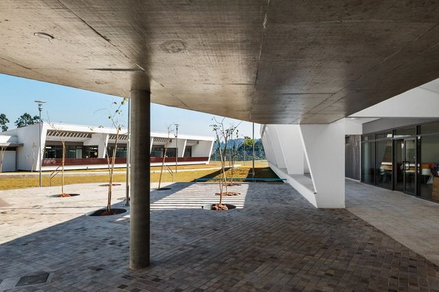 Як виглядає сучасна школа для дітей у Бразилії: неймовірні фото - фото 171829