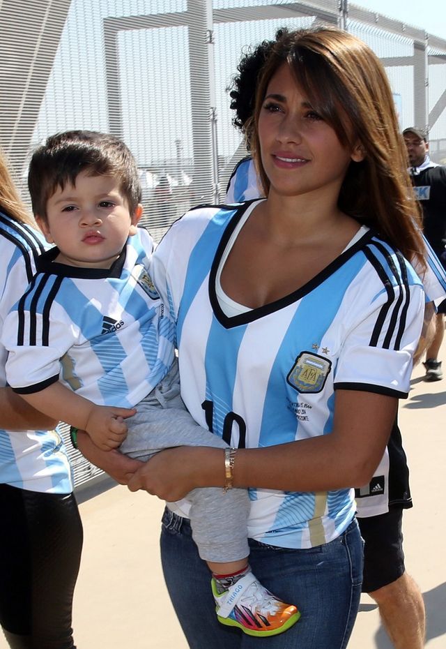 Дівчина тижня. Кохана Мессі, яка допомагає йому розслабитися у відпустці - фото 175061