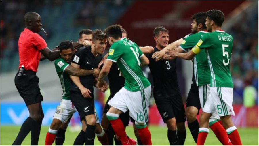 Матч Кубка конфедерацій закінчився масовою бійкою футболістів