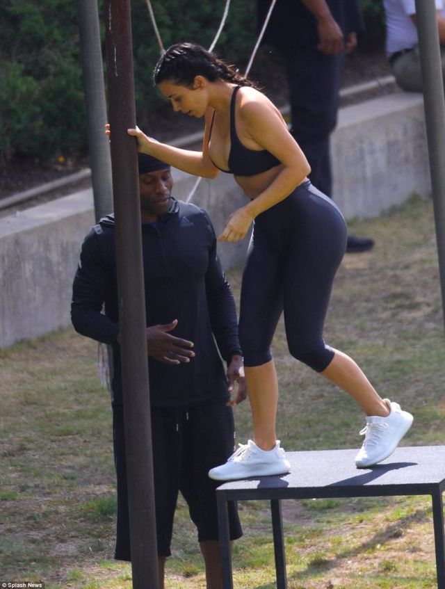 Як курйозна Кім Кардашян посилено тренується: фотофакт - фото 177180