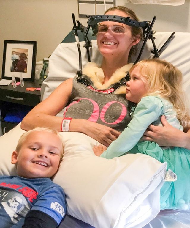 Жінка двічі зламала шию, сміючись над жартом та чхаючи