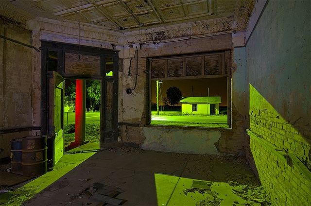 Як виглядають покинуті містичні будівлі вночі - фото 173308