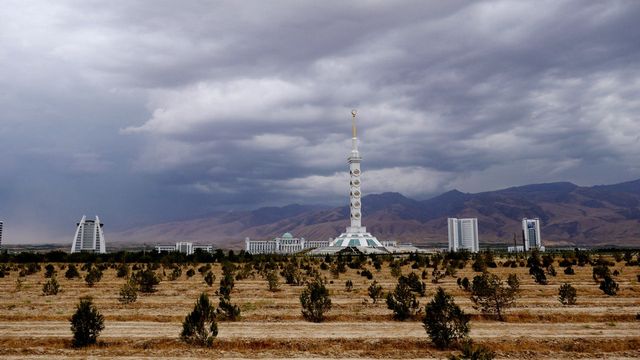 180-метровий Монумент Конституції Туркменістану в Ашхабаді - фото 177467