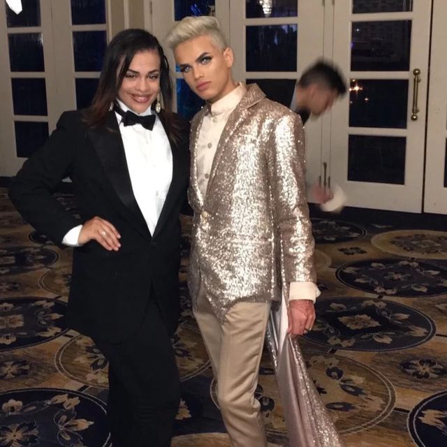 Цей хлопець у золотому плащі затьмарив усіх однокласниць на випускному: ефектні фото - фото 176574