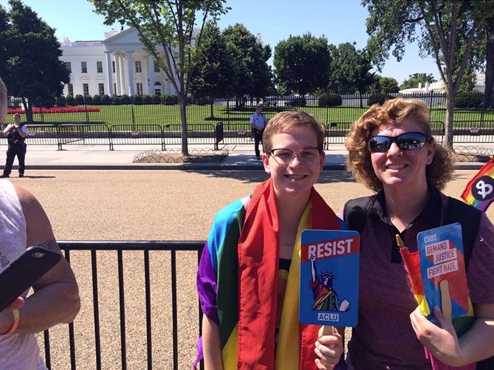 Фото батьків, які підтримують своїх ЛГБТ-дітей - фото 1