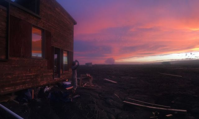 На найбільш активному вулкані у світі звели будинок: фотофакт - фото 173686