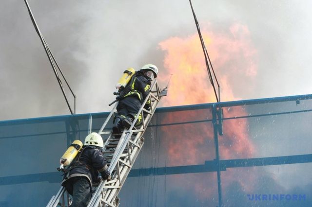 Велика пожежа в центрі Києва: з'явилися перші фото та відео - фото 175489