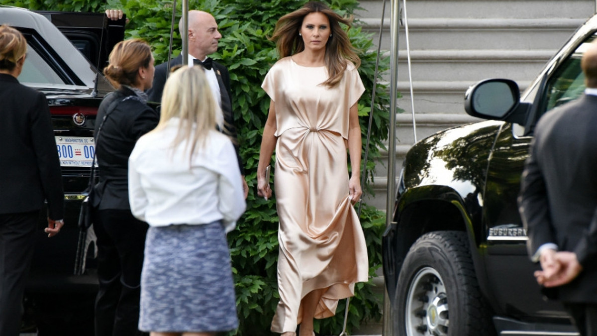 Безформна: соцмережам не сподобалася нетипова сукня Меланії Трамп - фото 1