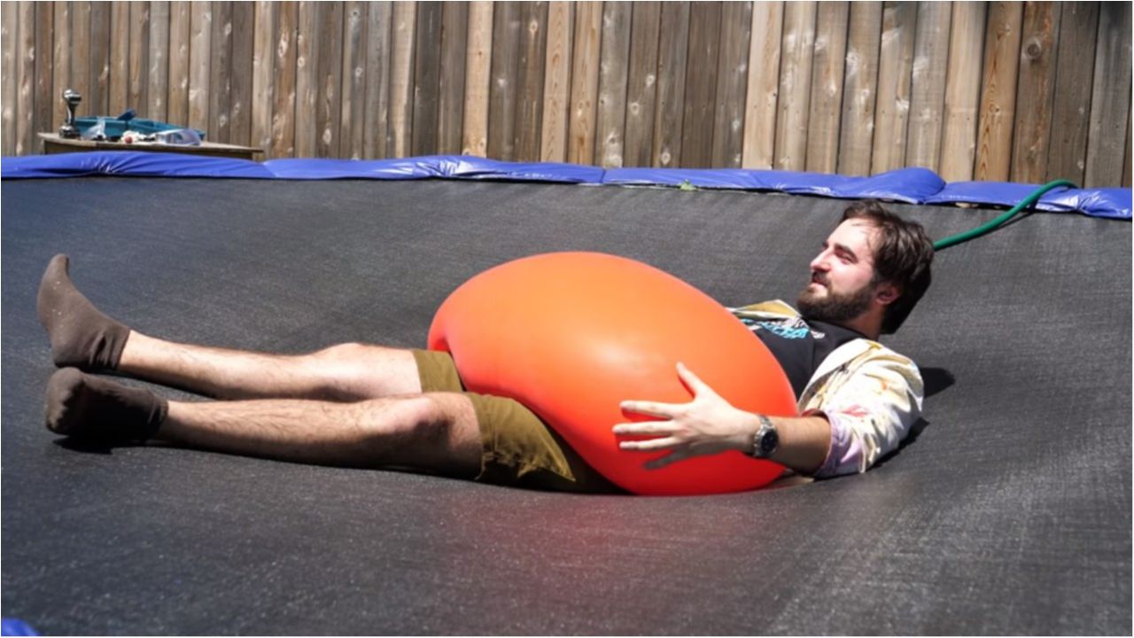 Блогер випробував потужну силу ваги кулі з водою: епічне відео