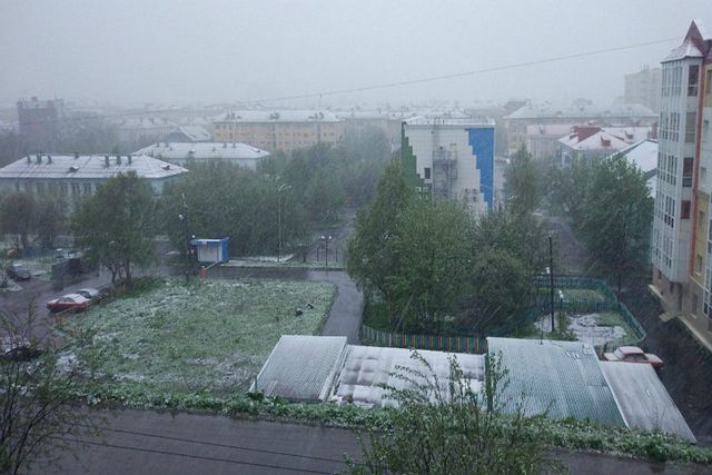 Йшло 21 червня: російське місто накрило снігопадом - фото 175794