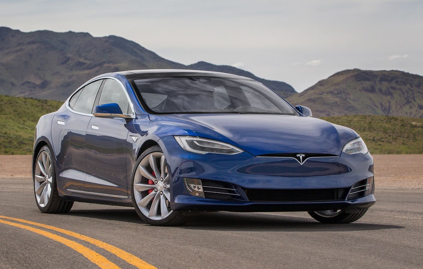 На одному заряді! Tesla проїхала рекордні 900 кілометрів