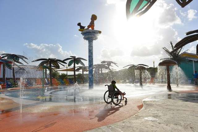 У США відкрили перший аквапарк для людей з інвалідністю: зворушливі фото - фото 175371