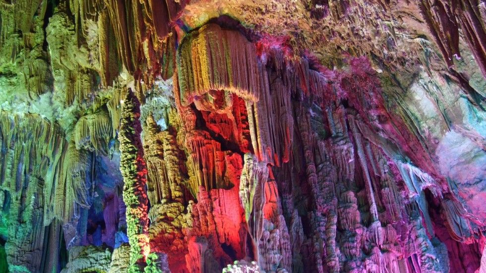 Як китаєць зламав сталагміт, якому 3 тисячі років