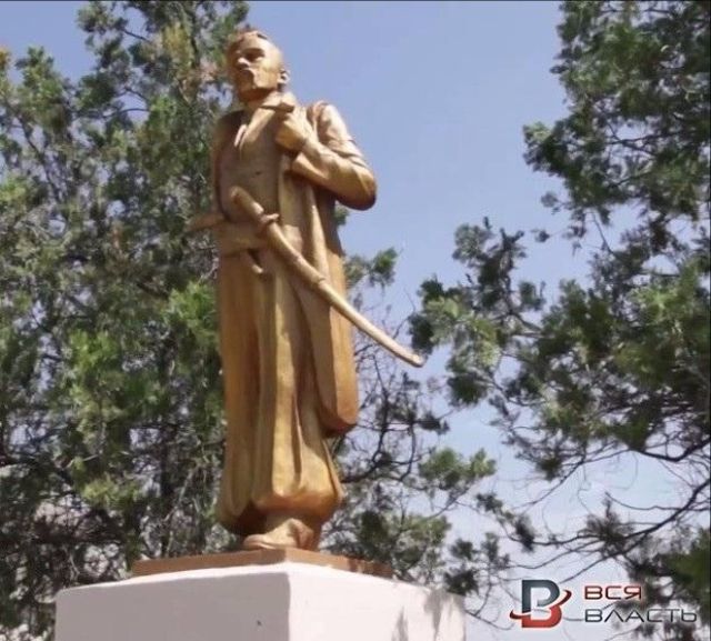 На Запоріжжі Леніна перетворили на Пилипа Орлика - фото 173880