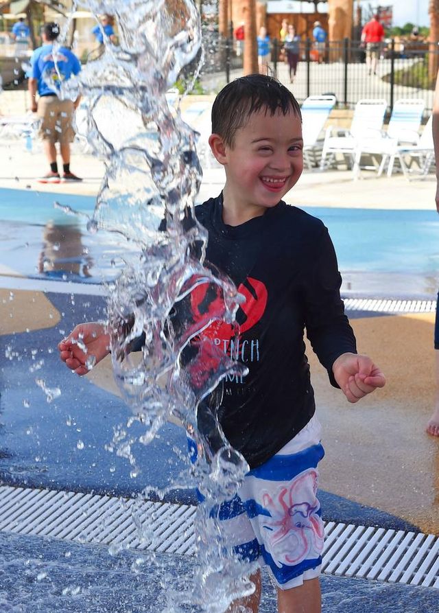 У США відкрили перший аквапарк для людей з інвалідністю: зворушливі фото - фото 175374