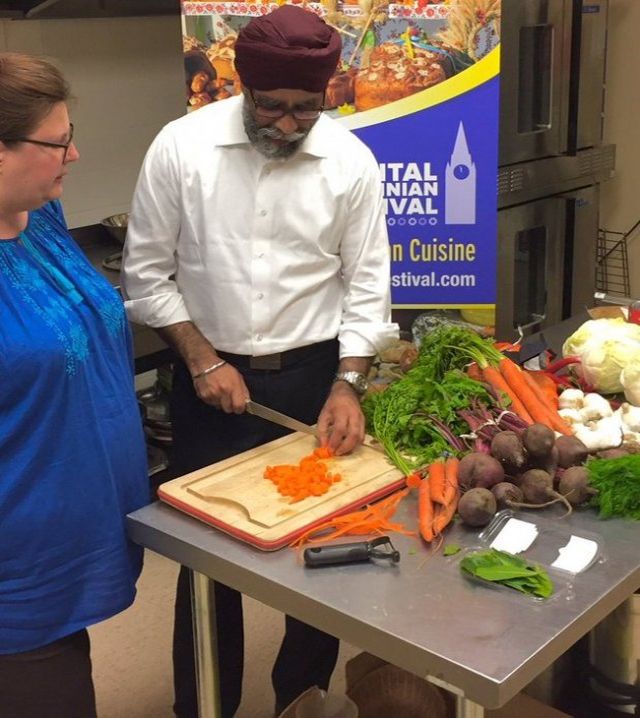 Міністр оборони Канади показав, як майстерно вміє готувати борщ