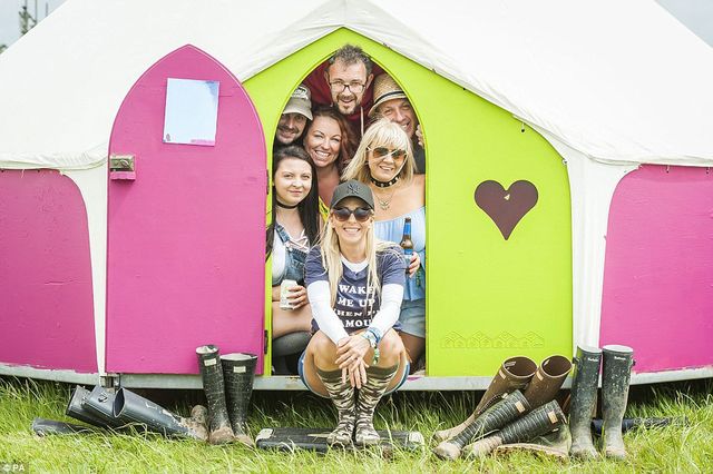 Як виглядає музичний фестиваль на болоті: яскраві фото - фото 173589