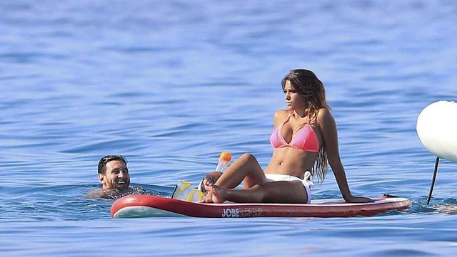 Дівчина тижня. Кохана Мессі, яка допомагає йому розслабитися у відпустці - фото 175046