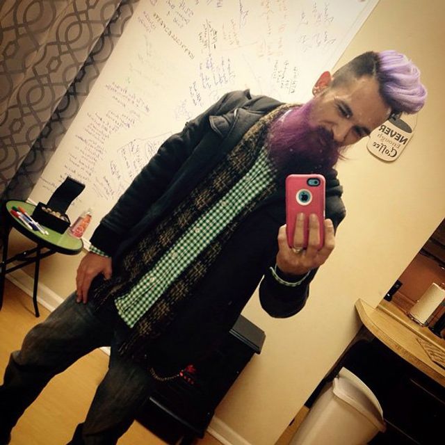 Синє, фіолетове та зелене волосся: новий тренд чоловічої моди - фото 183992