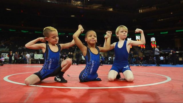 Хлопчик, який народився без ніг, став чемпіоном з реслінгу - фото 183444