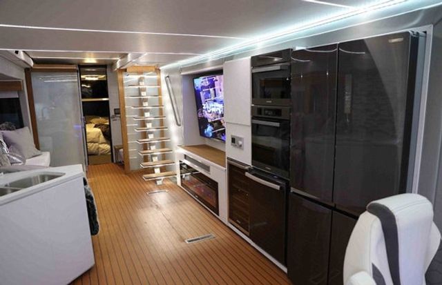 Розкішний будинок на колесах представили на виставці в Лас-Вегасі: шикарні фото - фото 183954