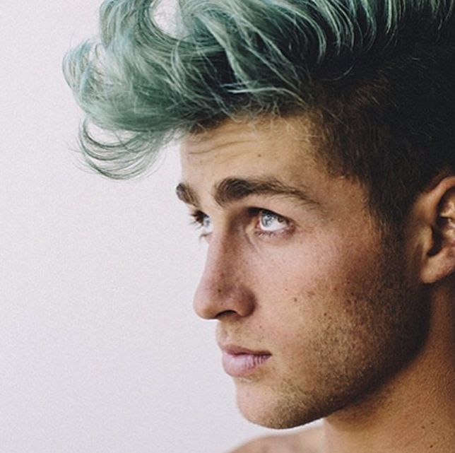 Синє, фіолетове та зелене волосся: новий тренд чоловічої моди