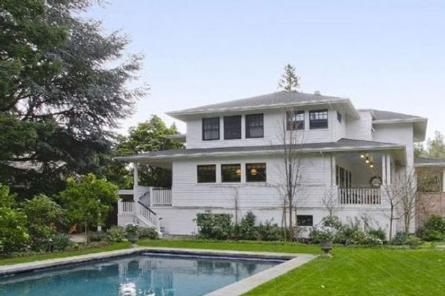 Працівники Facebook живуть в гаражі через маленькі зарплати - фото 184770