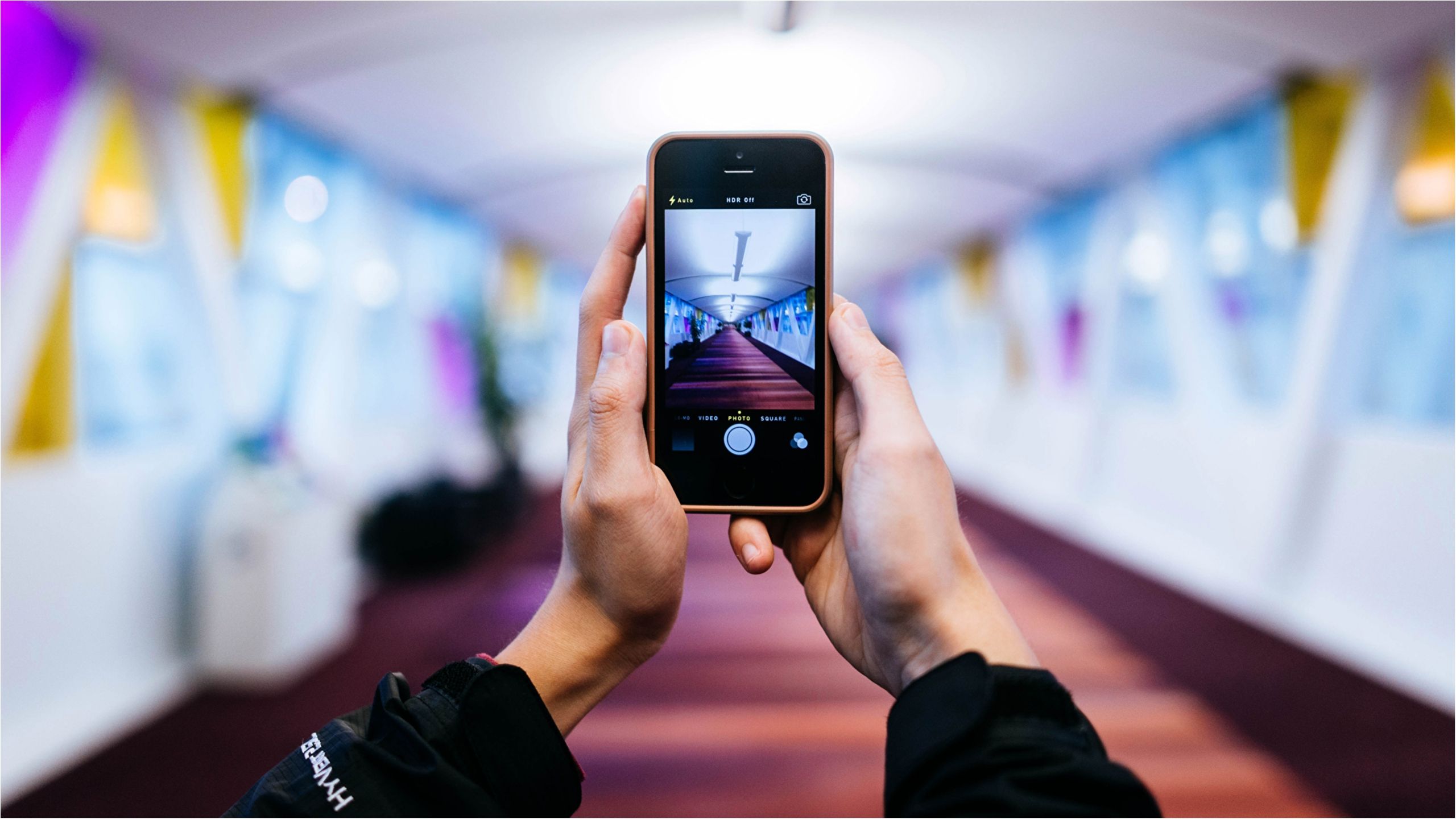 Як використання смартфона впливає на нашу ходу