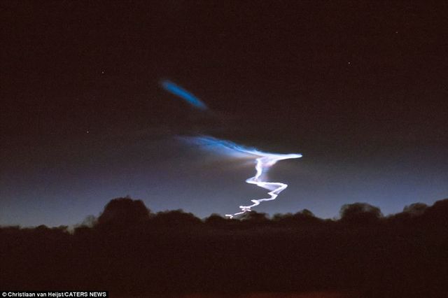 Пілот сфотографував балістичну ракету, яка пролетіла повз літак - фото 184513