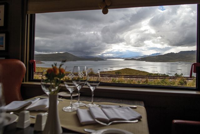 Як виглядає палац всередині потяга: ефектні фото - фото 182507