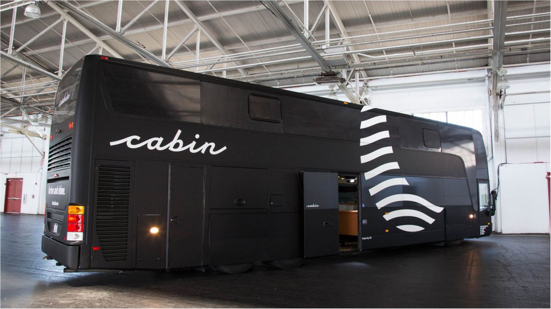 Для зручних мандрівок: у Каліфорнії курсує автобус із кабінками для сну