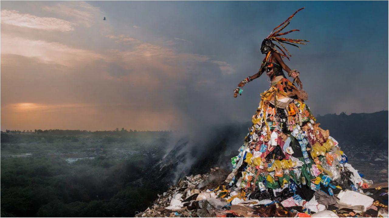 Фотограф одягнув моделей в сукні зі сміття