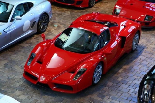 Як виглядає елітний гараж для розкішних авто: ефектні фото - фото 184962